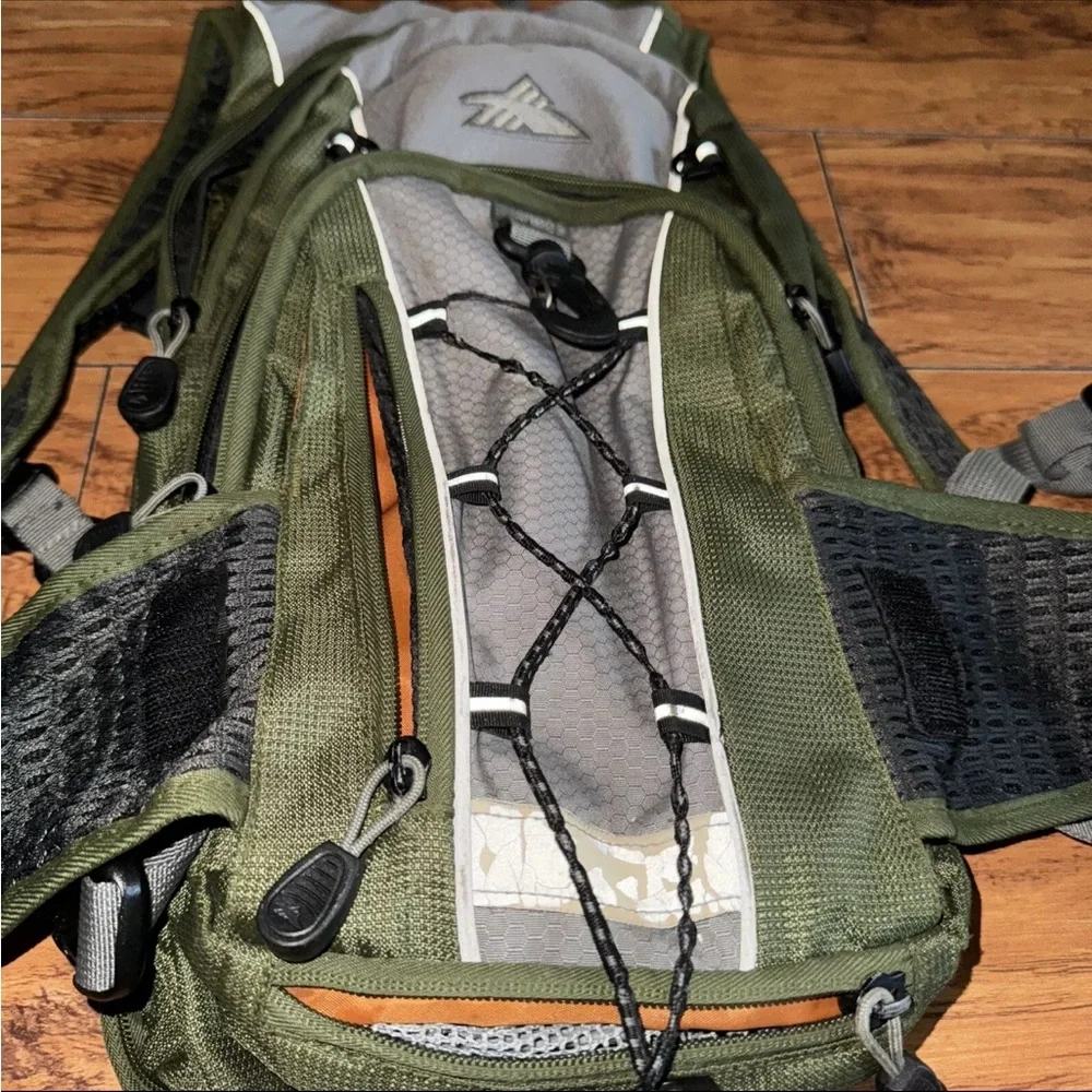 High Sierra Air Mesh Back Hydration Green/Gray Hiking Carry Padded Backpack. NN